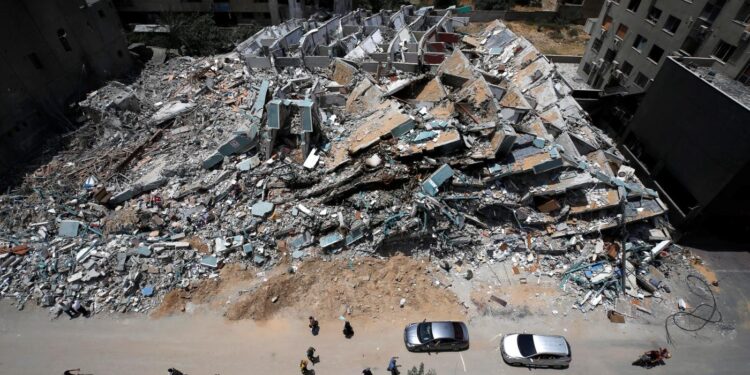 Palestinians building tower after the Israeli airstrikes on Gaza